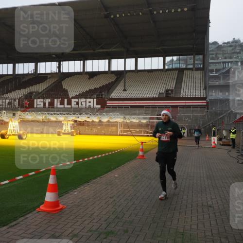 07.12.2025 - St. Pauli X-Mass-Run No. 15 Fabian Wolf http://msf.ph/oto/9373425 07.12.2025 09:54:19 Ziel 1375, 2036, 2900, 3338 meine-sportfotos.de