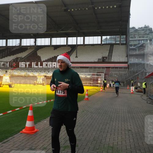 07.12.2025 - St. Pauli X-Mass-Run No. 15 Fabian Wolf http://msf.ph/oto/9373434 07.12.2025 09:54:20 Ziel 1375, 2036, 2900, 3338 meine-sportfotos.de