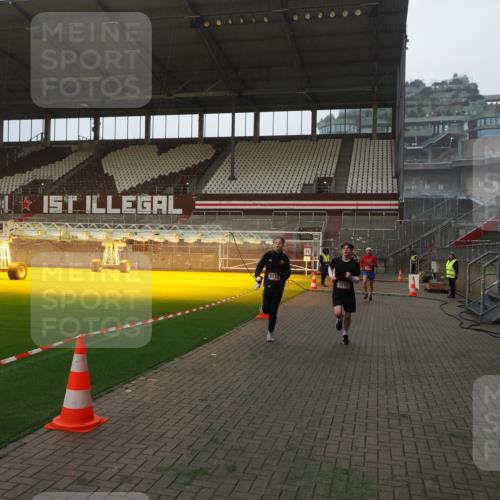07.12.2025 - St. Pauli X-Mass-Run No. 15 Fabian Wolf http://msf.ph/oto/9373448 07.12.2025 09:54:28 Ziel 1375, 2036, 2133, 2209, 2900, 3310, 3338 meine-sportfotos.de