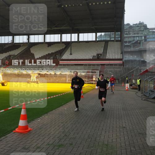 07.12.2025 - St. Pauli X-Mass-Run No. 15 Fabian Wolf http://msf.ph/oto/9373450 07.12.2025 09:54:28 Ziel 1375, 2036, 2133, 2209, 2900, 3310, 3338 meine-sportfotos.de