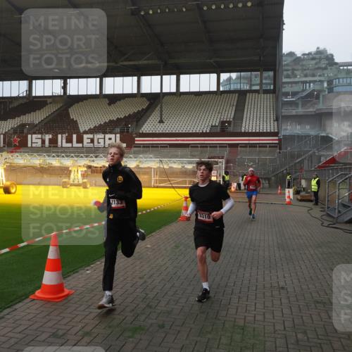 07.12.2025 - St. Pauli X-Mass-Run No. 15 Fabian Wolf http://msf.ph/oto/9373454 07.12.2025 09:54:29 Ziel 1375, 2036, 2133, 2209, 3310 meine-sportfotos.de