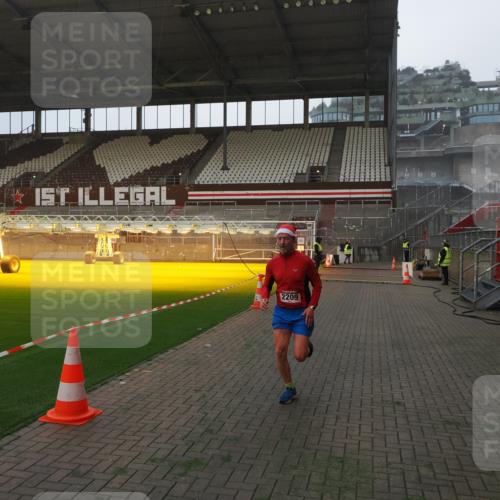 07.12.2025 - St. Pauli X-Mass-Run No. 15 Fabian Wolf http://msf.ph/oto/9373461 07.12.2025 09:54:30 Ziel 1375, 2036, 2133, 2209, 3310 meine-sportfotos.de