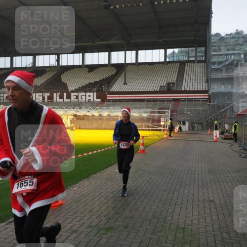 07.12.2025 - St. Pauli X-Mass-Run No. 15 Fabian Wolf http://msf.ph/oto/9373490 07.12.2025 09:54:48 Ziel 1649, 1655, 1722, 2703 meine-sportfotos.de
