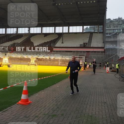 07.12.2025 - St. Pauli X-Mass-Run No. 15 Fabian Wolf http://msf.ph/oto/9373511 07.12.2025 09:55:09 Ziel 4087, 4088 meine-sportfotos.de