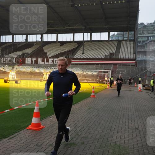 07.12.2025 - St. Pauli X-Mass-Run No. 15 Fabian Wolf http://msf.ph/oto/9373517 07.12.2025 09:55:10 Ziel 4087, 4088 meine-sportfotos.de