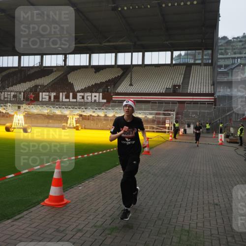 07.12.2025 - St. Pauli X-Mass-Run No. 15 Fabian Wolf http://msf.ph/oto/9373523 07.12.2025 09:55:12 Ziel 1101, 4087, 4088 meine-sportfotos.de