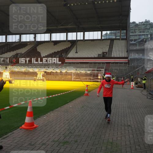 07.12.2025 - St. Pauli X-Mass-Run No. 15 Fabian Wolf http://msf.ph/oto/9373555 07.12.2025 09:55:42 Ziel 1744, 3398 meine-sportfotos.de