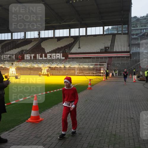 07.12.2025 - St. Pauli X-Mass-Run No. 15 Fabian Wolf http://msf.ph/oto/9373569 07.12.2025 09:55:51 Ziel 312, 1744, 3398 meine-sportfotos.de