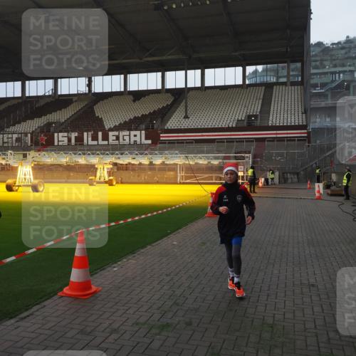 07.12.2025 - St. Pauli X-Mass-Run No. 15 Fabian Wolf http://msf.ph/oto/9373587 07.12.2025 09:55:58 Ziel 312, 3398 meine-sportfotos.de