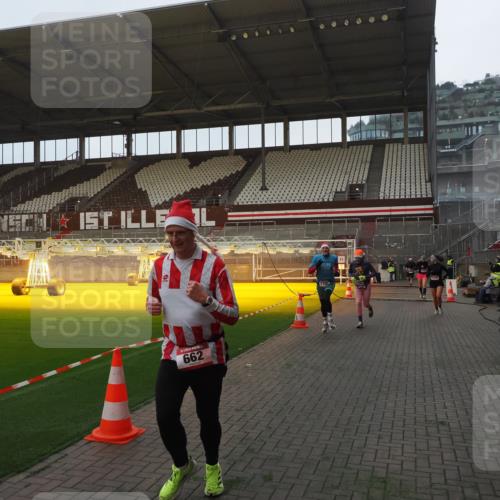 07.12.2025 - St. Pauli X-Mass-Run No. 15 Fabian Wolf http://msf.ph/oto/9373683 07.12.2025 09:56:43 Ziel 198, 662, 1165, 3255, 4208, 4209 meine-sportfotos.de