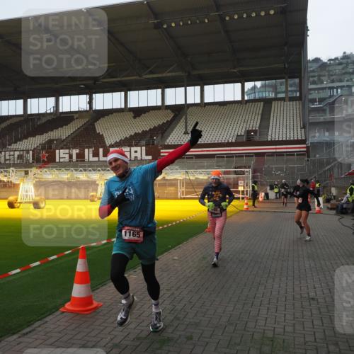 07.12.2025 - St. Pauli X-Mass-Run No. 15 Fabian Wolf http://msf.ph/oto/9373701 07.12.2025 09:56:44 Ziel 198, 662, 1116, 1165, 3255, 4208, 4209 meine-sportfotos.de
