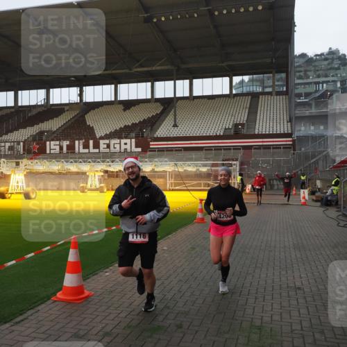 07.12.2025 - St. Pauli X-Mass-Run No. 15 Fabian Wolf http://msf.ph/oto/9373754 07.12.2025 09:56:51 Ziel 198, 497, 662, 1116, 1165, 2861, 4208, 4209 meine-sportfotos.de