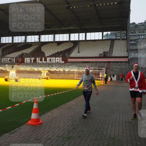07.12.2025 - St. Pauli X-Mass-Run No. 15 Fabian Wolf http://msf.ph/oto/9373890 07.12.2025 09:57:37 Ziel 632, 1292, 1293, 1377, 1395, 2678 meine-sportfotos.de