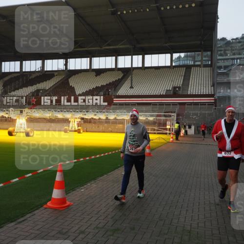 07.12.2025 - St. Pauli X-Mass-Run No. 15 Fabian Wolf http://msf.ph/oto/9373894 07.12.2025 09:57:37 Ziel 632, 1292, 1293, 1377, 1395, 2678 meine-sportfotos.de