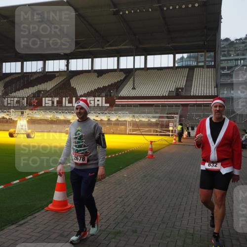 07.12.2025 - St. Pauli X-Mass-Run No. 15 Fabian Wolf http://msf.ph/oto/9373907 07.12.2025 09:57:38 Ziel 632, 1292, 1293, 1377, 1395, 2678, 2984 meine-sportfotos.de