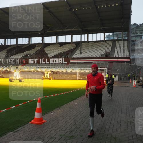 07.12.2025 - St. Pauli X-Mass-Run No. 15 Fabian Wolf http://msf.ph/oto/9373946 07.12.2025 09:57:44 Ziel 2678, 2984, 4030 meine-sportfotos.de