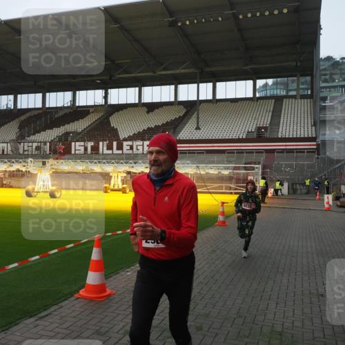 07.12.2025 - St. Pauli X-Mass-Run No. 15 Fabian Wolf http://msf.ph/oto/9373952 07.12.2025 09:57:45 Ziel 2678, 2984, 4030 meine-sportfotos.de