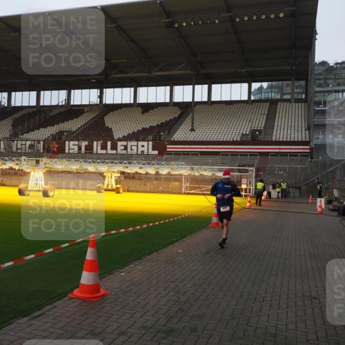 07.12.2025 - St. Pauli X-Mass-Run No. 15 Fabian Wolf http://msf.ph/oto/9373963 07.12.2025 09:57:55 Ziel 441, 2984, 4030 meine-sportfotos.de