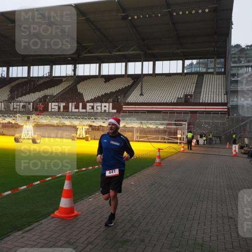 07.12.2025 - St. Pauli X-Mass-Run No. 15 Fabian Wolf http://msf.ph/oto/9373971 07.12.2025 09:57:56 Ziel 441, 2984, 4030 meine-sportfotos.de