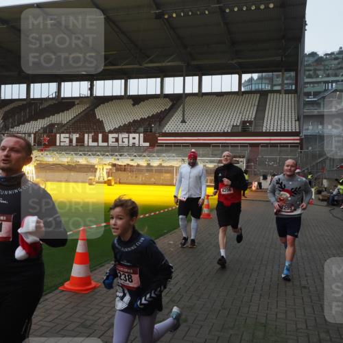 07.12.2025 - St. Pauli X-Mass-Run No. 15 Fabian Wolf http://msf.ph/oto/9373988 07.12.2025 09:58:23 Ziel 238, 261, 1173, 1633, 1774, 2205, 3405, 3515, 4031, 4206 meine-sportfotos.de