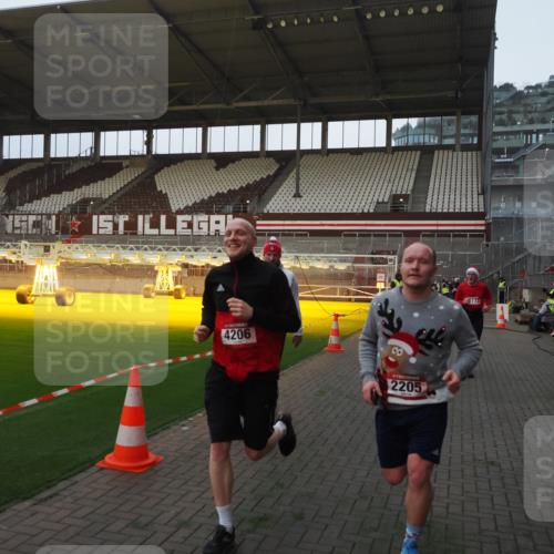 07.12.2025 - St. Pauli X-Mass-Run No. 15 Fabian Wolf http://msf.ph/oto/9373992 07.12.2025 09:58:24 Ziel 238, 261, 1173, 1633, 1774, 2205, 3515, 4031, 4206 meine-sportfotos.de