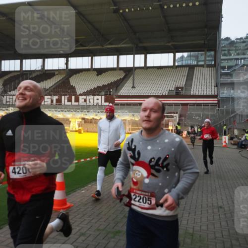 07.12.2025 - St. Pauli X-Mass-Run No. 15 Fabian Wolf http://msf.ph/oto/9373994 07.12.2025 09:58:25 Ziel 238, 261, 483, 1173, 1633, 1774, 2205, 3515, 4031, 4206 meine-sportfotos.de