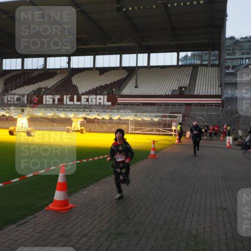 07.12.2025 - St. Pauli X-Mass-Run No. 15 Fabian Wolf http://msf.ph/oto/9374006 07.12.2025 09:58:29 Ziel 238, 261, 483, 1173, 1603, 1633, 1774, 2205, 3515, 4031, 4206 meine-sportfotos.de