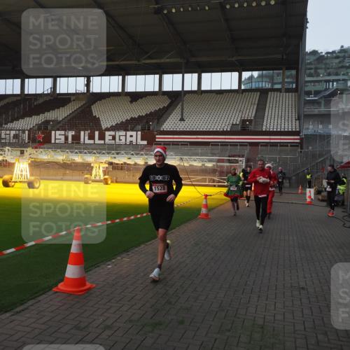 07.12.2025 - St. Pauli X-Mass-Run No. 15 Fabian Wolf http://msf.ph/oto/9374037 07.12.2025 09:58:37 Ziel 238, 261, 483, 532, 1003, 1115, 1173, 1528, 1603, 1782, 1785, 2205, 2392, 3308, 4031, 4206 meine-sportfotos.de