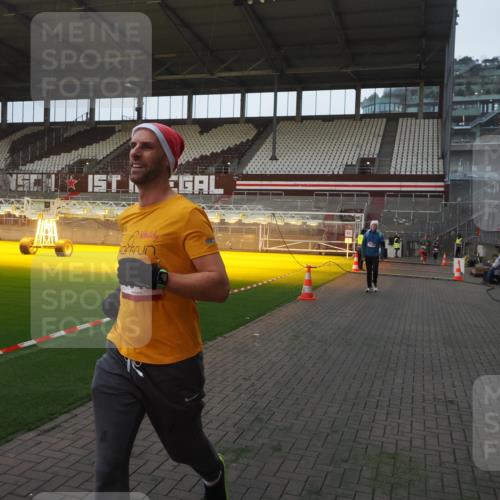 07.12.2025 - St. Pauli X-Mass-Run No. 15 Fabian Wolf http://msf.ph/oto/9374100 07.12.2025 09:59:06 Ziel 2529, 3147, 3345 meine-sportfotos.de