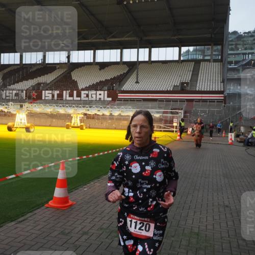 07.12.2025 - St. Pauli X-Mass-Run No. 15 Fabian Wolf http://msf.ph/oto/9374155 07.12.2025 09:59:17 Ziel 939, 1120, 2207, 2529, 2657, 3147, 3345 meine-sportfotos.de
