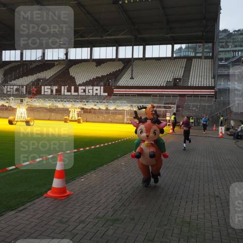 07.12.2025 - St. Pauli X-Mass-Run No. 15 Fabian Wolf http://msf.ph/oto/9374182 07.12.2025 09:59:21 Ziel 939, 1120, 2204, 2207, 2529, 2657 meine-sportfotos.de