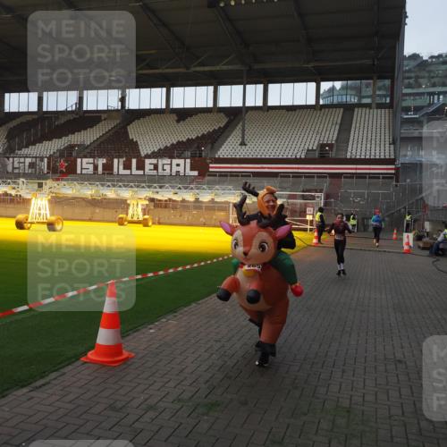 07.12.2025 - St. Pauli X-Mass-Run No. 15 Fabian Wolf http://msf.ph/oto/9374185 07.12.2025 09:59:21 Ziel 939, 1120, 2204, 2207, 2529, 2657 meine-sportfotos.de