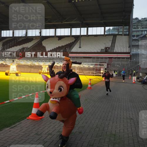 07.12.2025 - St. Pauli X-Mass-Run No. 15 Fabian Wolf http://msf.ph/oto/9374191 07.12.2025 09:59:22 Ziel 939, 1120, 2204, 2207, 2657 meine-sportfotos.de