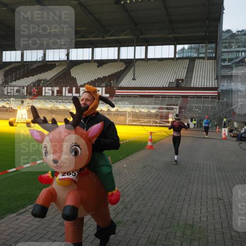 07.12.2025 - St. Pauli X-Mass-Run No. 15 Fabian Wolf http://msf.ph/oto/9374194 07.12.2025 09:59:22 Ziel 939, 1120, 2204, 2207, 2657 meine-sportfotos.de