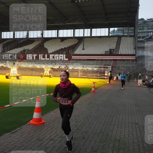 07.12.2025 - St. Pauli X-Mass-Run No. 15 Fabian Wolf http://msf.ph/oto/9374202 07.12.2025 09:59:24 Ziel 939, 1120, 2204, 2207, 2657, 4029 meine-sportfotos.de