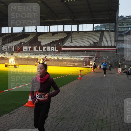 07.12.2025 - St. Pauli X-Mass-Run No. 15 Fabian Wolf http://msf.ph/oto/9374205 07.12.2025 09:59:24 Ziel 939, 1120, 2204, 2207, 2657, 4029 meine-sportfotos.de