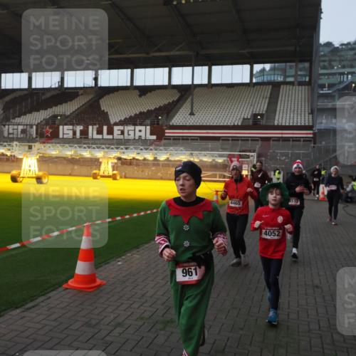07.12.2025 - St. Pauli X-Mass-Run No. 15 Fabian Wolf http://msf.ph/oto/9374248 07.12.2025 09:59:36 Ziel 488, 910, 911, 961, 1763, 2204, 2207, 3513, 4029, 4051, 4052, 4465 meine-sportfotos.de