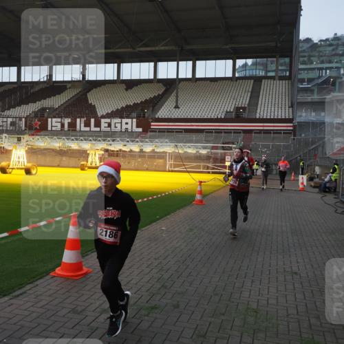07.12.2025 - St. Pauli X-Mass-Run No. 15 Fabian Wolf http://msf.ph/oto/9374314 07.12.2025 09:59:47 Ziel 488, 910, 911, 934, 1112, 1763, 2186, 2729, 2964, 3513, 4051, 4052, 4465 meine-sportfotos.de