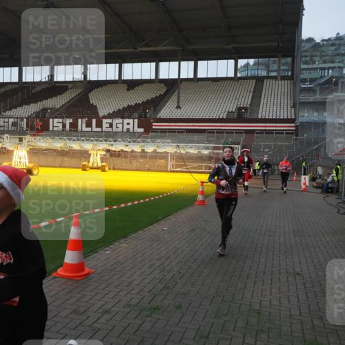 07.12.2025 - St. Pauli X-Mass-Run No. 15 Fabian Wolf http://msf.ph/oto/9374318 07.12.2025 09:59:47 Ziel 488, 910, 911, 934, 1112, 1763, 2186, 2729, 2964, 3513, 4051, 4052, 4465 meine-sportfotos.de
