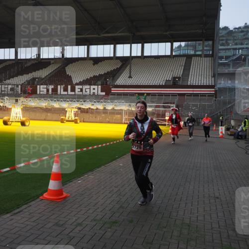 07.12.2025 - St. Pauli X-Mass-Run No. 15 Fabian Wolf http://msf.ph/oto/9374320 07.12.2025 09:59:48 Ziel 488, 910, 911, 934, 1112, 1763, 2186, 2729, 2964, 3513, 4051, 4052, 4465 meine-sportfotos.de