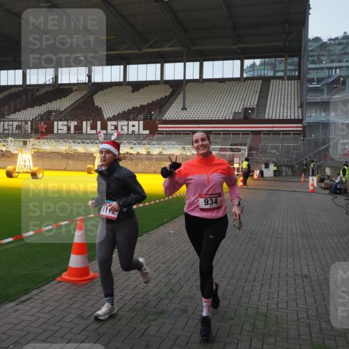 07.12.2025 - St. Pauli X-Mass-Run No. 15 Fabian Wolf http://msf.ph/oto/9374359 07.12.2025 09:59:52 Ziel 910, 911, 934, 1112, 2186, 2729, 2964, 3513 meine-sportfotos.de