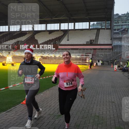 07.12.2025 - St. Pauli X-Mass-Run No. 15 Fabian Wolf http://msf.ph/oto/9374361 07.12.2025 09:59:53 Ziel 910, 911, 934, 1112, 2186, 2729, 2964 meine-sportfotos.de