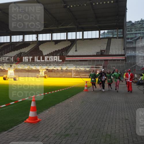 07.12.2025 - St. Pauli X-Mass-Run No. 15 Fabian Wolf http://msf.ph/oto/9374399 07.12.2025 10:00:06 Ziel 802, 1333, 1354, 1360, 1404, 2140, 2141, 4129 meine-sportfotos.de