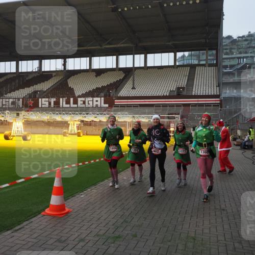 07.12.2025 - St. Pauli X-Mass-Run No. 15 Fabian Wolf http://msf.ph/oto/9374405 07.12.2025 10:00:08 Ziel 802, 1333, 1354, 1360, 1404, 2140, 2141, 4129 meine-sportfotos.de