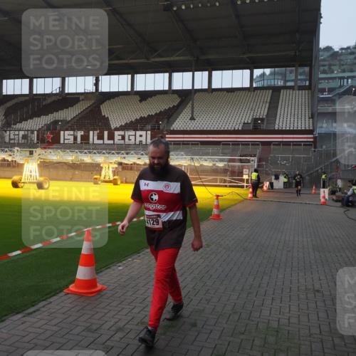 07.12.2025 - St. Pauli X-Mass-Run No. 15 Fabian Wolf http://msf.ph/oto/9374459 07.12.2025 10:00:16 Ziel 802, 1333, 1354, 1360, 1404, 2140, 2141, 3336, 4129 meine-sportfotos.de