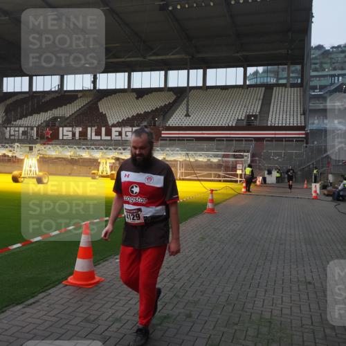 07.12.2025 - St. Pauli X-Mass-Run No. 15 Fabian Wolf http://msf.ph/oto/9374461 07.12.2025 10:00:16 Ziel 802, 1333, 1354, 1360, 1404, 2140, 2141, 3336, 4129 meine-sportfotos.de