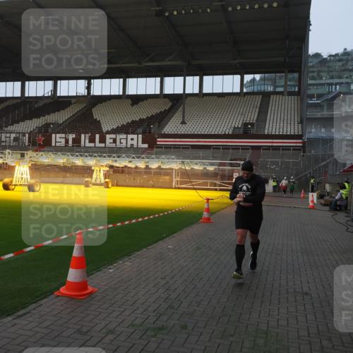 07.12.2025 - St. Pauli X-Mass-Run No. 15 Fabian Wolf http://msf.ph/oto/9374465 07.12.2025 10:00:23 Ziel 3336, 4129 meine-sportfotos.de