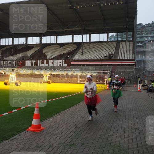 07.12.2025 - St. Pauli X-Mass-Run No. 15 Fabian Wolf http://msf.ph/oto/9374495 07.12.2025 10:00:33 Ziel 855, 1418, 1976, 2348, 3336 meine-sportfotos.de
