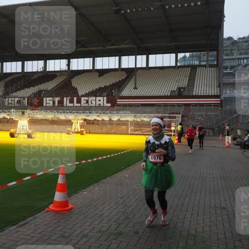 07.12.2025 - St. Pauli X-Mass-Run No. 15 Fabian Wolf http://msf.ph/oto/9374512 07.12.2025 10:00:34 Ziel 855, 1418, 1976, 2348, 3336 meine-sportfotos.de