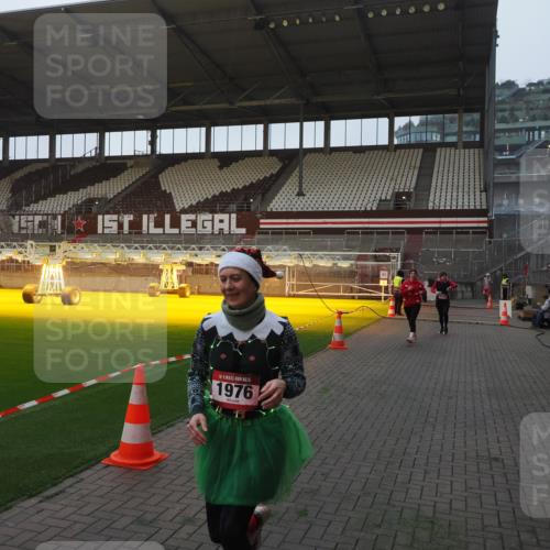 07.12.2025 - St. Pauli X-Mass-Run No. 15 Fabian Wolf http://msf.ph/oto/9374518 07.12.2025 10:00:35 Ziel 855, 1418, 1976, 2348, 3336 meine-sportfotos.de